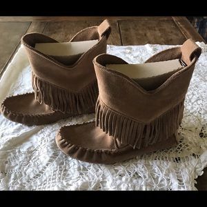 Manitobah Mukluks; size 9
